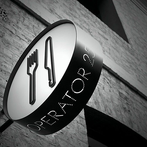 Hộp đèn Hông sắt tấm 2mm uốn định hình, mặt lọng tấm mica gắn đèn led bên trong