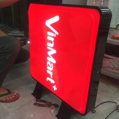 Hộp đèn biển vẫy vuông 600, hông nhôm Profile 80mm, mặt mica hút nổi, nội dung cắt lọng mica