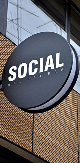 Hộp đèn mặt inox sơn hất nhiệt, nội dung cắt lọng mica, hông mica trắng, gắn đèn Led bên trong