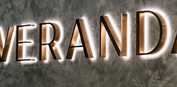 Chữ inox gương hồng, gắn đèn Led hắc chân