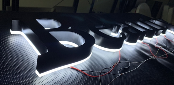 Chữ inox sơn hấp  nhiệt, đế mica dẫn sáng 10mm, gắn đèn led hắc chân