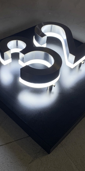 Chữ inox trắng xước nổi 20mm, đế mica dẫn sáng 10mm, gắn đèn led hắc chân