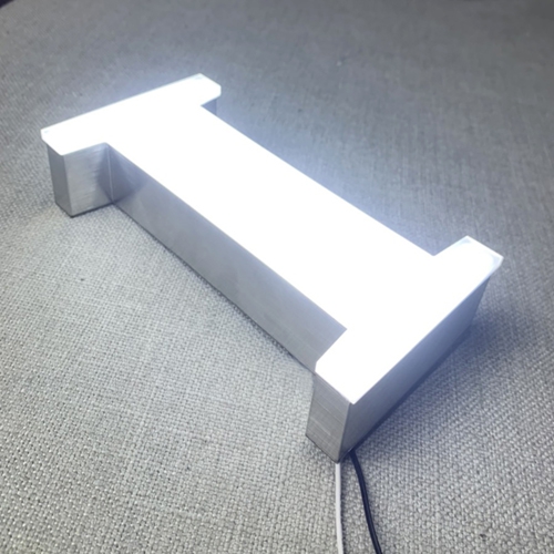 Chữ inox trắng xước nổi lòng máng, mặt dùng tấm mica dẫn sáng 8mm