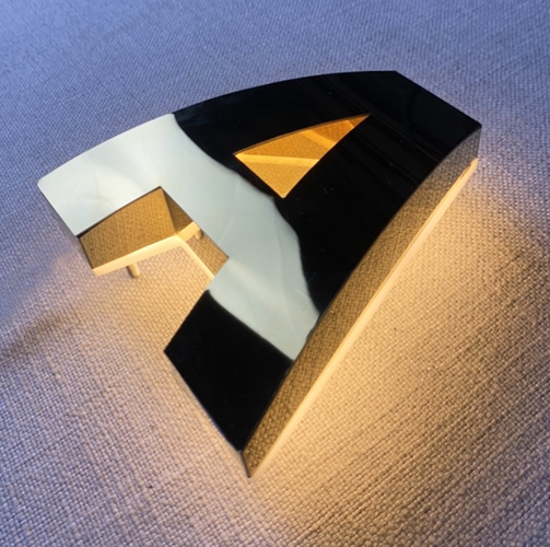 Chữ inox vàng Gold mặt nổi cong, đế mica dẫn sáng 10mm gắn đèn led hắc chân