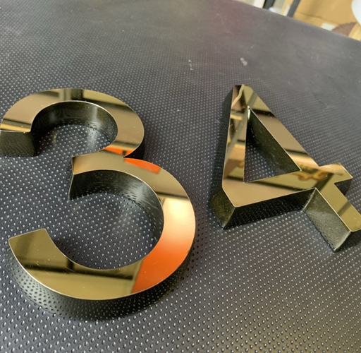 Chữ mặt inox vàng Gold, đế gỗ nhựa phay CNC sơn den ánh kim