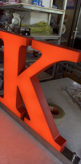 Chữ nhôm dấu viền, mặt Poly dẫn sáng Hàn Quốc, Phủ decal 3M gắn đèn Led bên trong