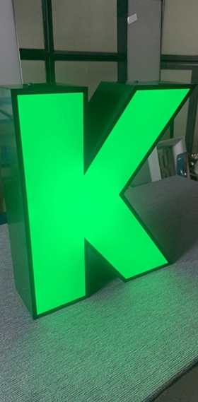 Chữ viền inox sơn hấp nhiệt, mặt lọng tấm Poly dẫn sáng phủ decal 3M, gắn đèn Led bên trong