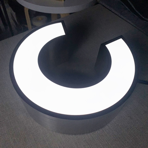 Chữ Viền inox trắng xước 1.2mm, mặt lọng mica phủ decal lưới đen, ban ngày màu đèn, ban đêm sáng trắng