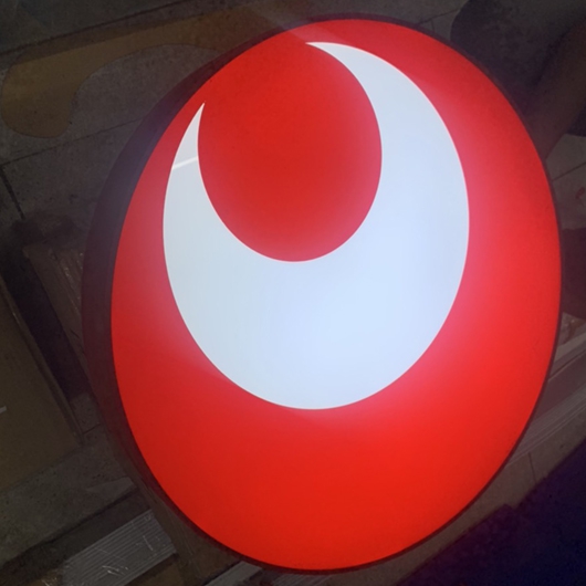 Hộp đèn 1 mặt viền inox sơn hấp nhiệt, mặt lọng tấm mica trắng Phủ decal LG, gắn đèn Led bên trong