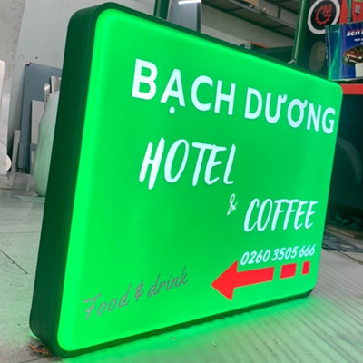 Hộp đèn biển vẫy chữ nhật, hông nhôm Profile 80mm, mặt mica hút nổi, nội dung in UV