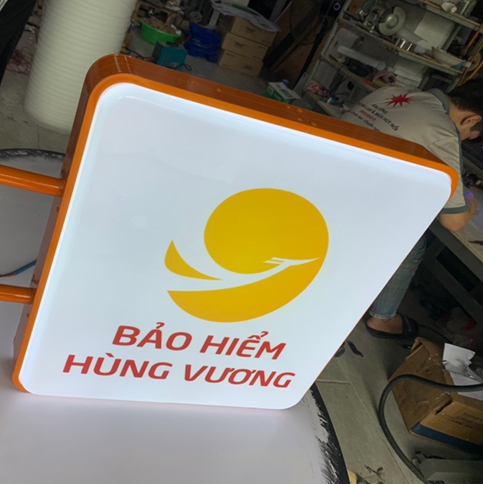 Hộp đèn biển vẫy vuông 600, hông nhôm Profile 80mm, mặt mica hút nổi, nội dung in UV