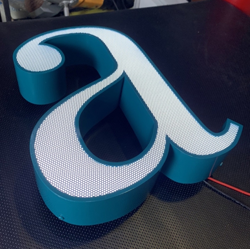 Viền chữ inox 316 sơn hấp nhiệt, mặt lọng mica phủ decal lưới 3M, gắn đèn Led bên trong